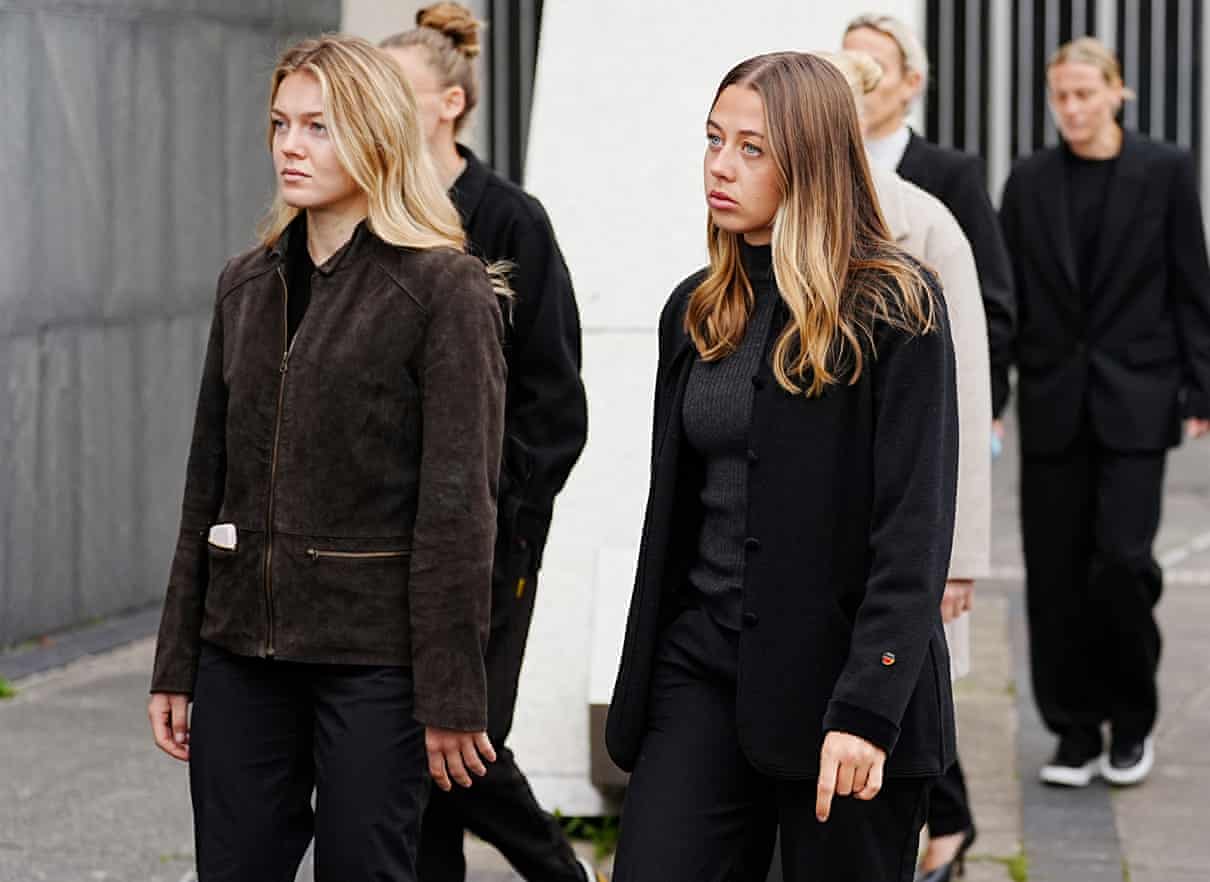 Jogadoras e familiares de Matt Beard em seu memorial em Liverpool.