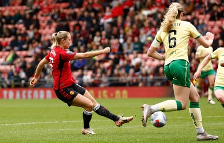 Lisa Naalsund scores Manchester United’s opening goal against Bristol City.