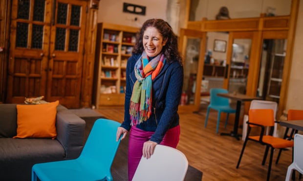 Cathy Allen, a volunteer who hosts a weekly English language class for the refugees