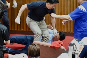 Lu Ming-che, un législateur du KMT, tombe à terre