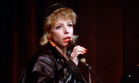 Julee Cruise sings the theme song ‘Falling’, from the pilot episode of Twin Peaks in 1990.
