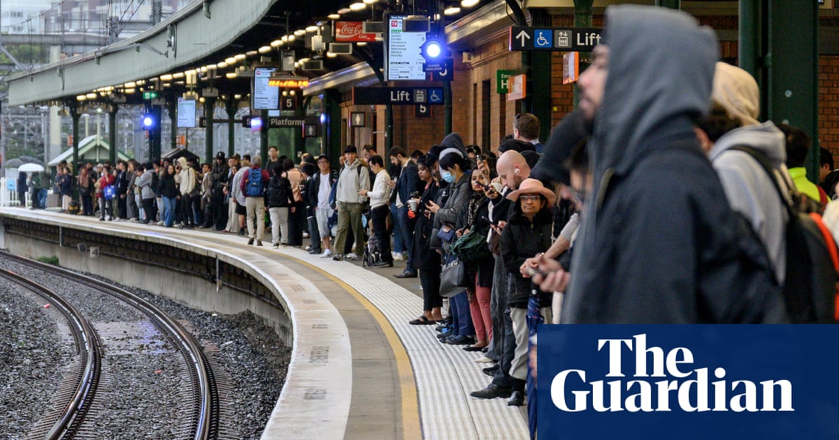 Sydney trains delays: fare-free day to compensate commuters stuck in rail chaos as Minns calls for review