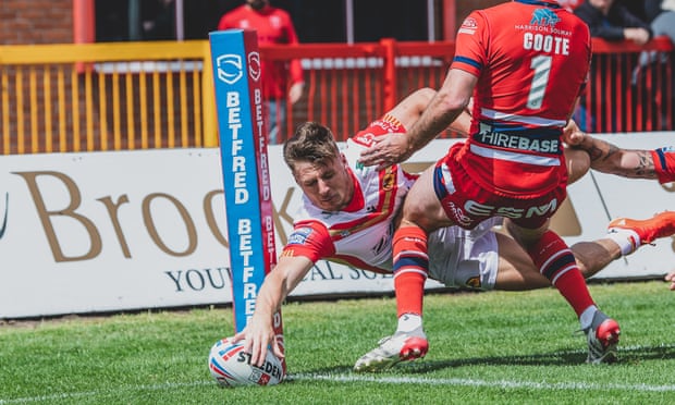 Tom Davies scores one-handed in the corner for Catalans Dragons against Hull KR.