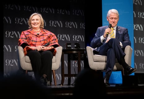 Hillary und Bill Clinton sagen aus