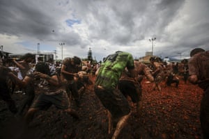 Attendants throw tomatoes at each other during the annual “The Great Tomatina Colombianaâ