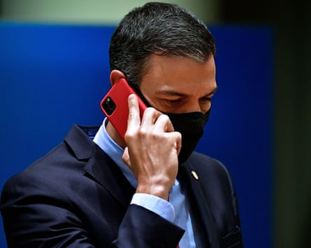 Pedro Sánchez on smartphone with mask in 2020