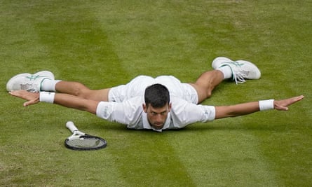 El serbio Novak Djokovic se cae durante un partido en Wimbledon el año pasado.
