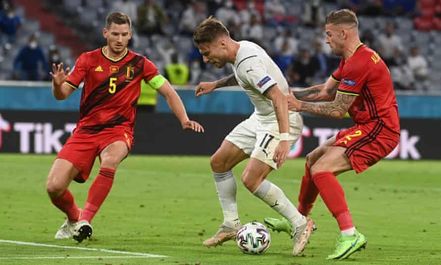 Les Belges Toby Alderweireld et Jan Vertonghen affrontent l'Italien Ciro Immobile lors de leur quart de finale de l'Euro 2020.