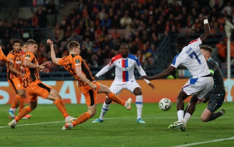 Oleg Ocheretko stretches and slots the ball home for Shakhtar Donetsk’s equaliser.