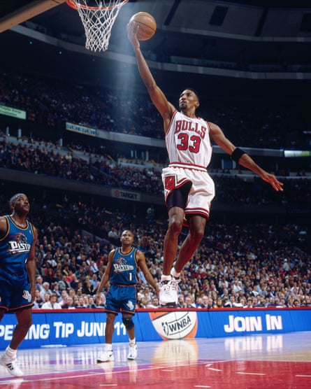 Scottie Pippen shoots the ball during the game against the Detroit Pistons in March 1998.