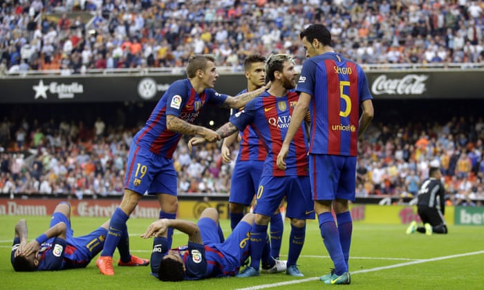Barcelona játékosai a lionel Messi süllyedése után sújtották a palotát