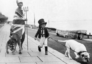 Britannia và John Bull đi bộ bulebe của họ, 1934.