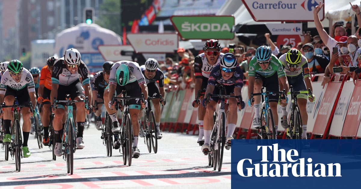 Jasper Philipsen edges bunch sprint to take stage two of Vuelta a España