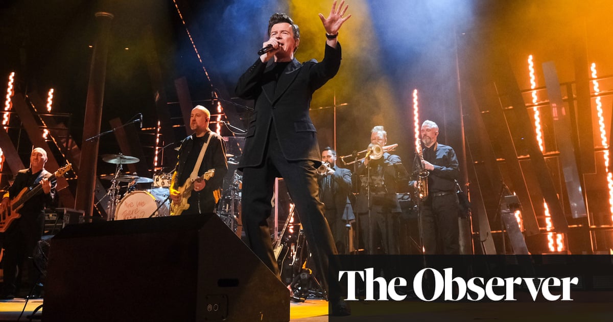 Докато певецът се готви да бъде домакин на специалното новогодишно