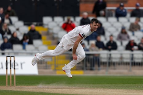 जेम्स एंडरसन ने गेंदबाजी की