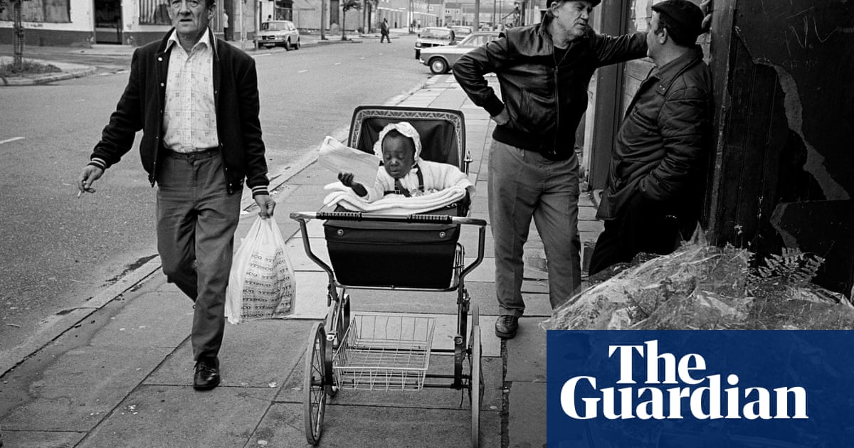 Una bebé revisa su correo entre los disturbios de Toxteth: la mejor fotografía de Mike Abrahams | Fotografía Una bebé revisa su correo entre los disturbios de Toxteth: la mejor fotografía de Mike Abrahams | Fotografía