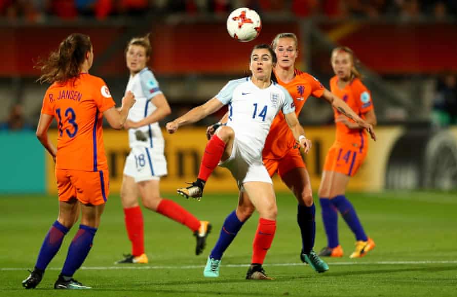 Karen Carney beraksi melawan Belanda di Euro 2017. 