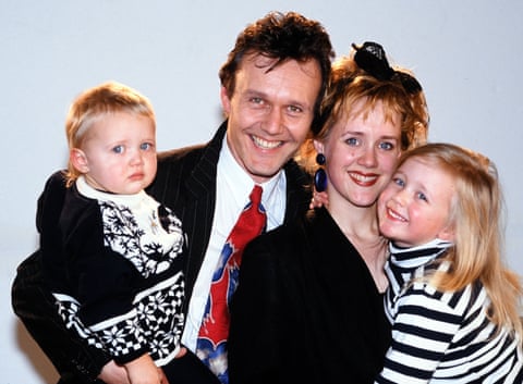 Anthony Head dhe partnerja e tij Sarah me vajzat e tyre Emily dhe Daisy në vitin 1993