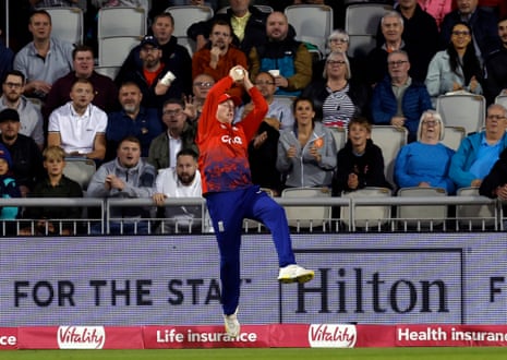 England thrash New Zealand by 95 runs to win second T20 cricket international – as it happened | Twenty20 6 Harry Brook takes the catch to dismiss Glenn Phillips.