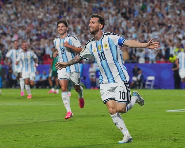 Messi deslumbra para igualar el récord de goleadores en un Mundial mientras Argentina supera con facilidad a Argelia