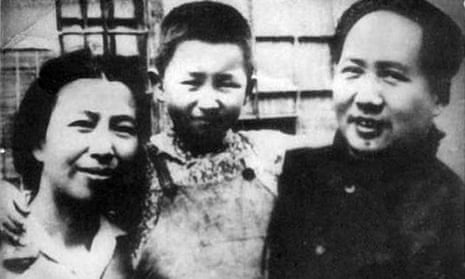Jiang Qing and Mao Zedong in the 1940s with their daughter Li Na.