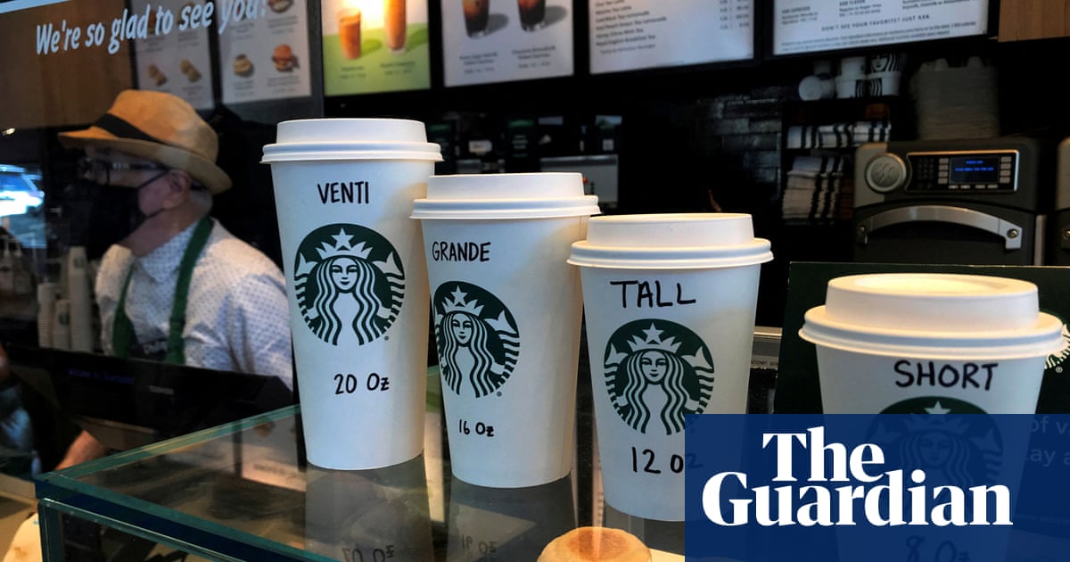 Новият главен изпълнителен директор на Starbucks е изправен пред критики, че е пропътувал 1000 мили, за да стигне до офиса си в Сиатъл | Starbucks Новият главен изпълнителен директор на Starbucks е изправен пред критики, че е пропътувал 1000 мили, за да стигне до офиса си в Сиатъл | Starbucks