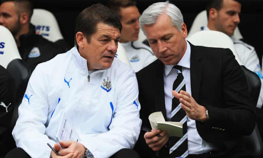 Carver alongside Alan Pardew in the Newcastle dugout in 2014.