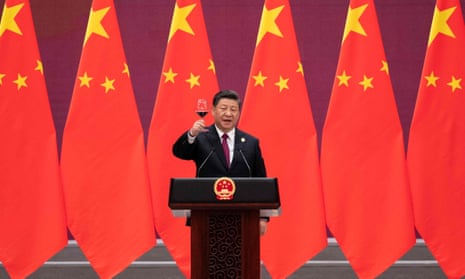 China’s President Xi Jinping raises his glass and proposes a toast at the end of his speech during the welcome banquet for leaders attending the Belt and Road Forum at the Great Hall of the People in Beijing on April 26, 2019.