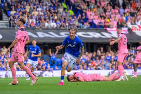 Nottingham Forest v Leeds, Everton v Crystal Palace, EFL and more: football clockwatch – live