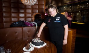 La semifinalista Beau Greaves, que cumplió 16 años el jueves, con su pastel de cumpleaños de diana