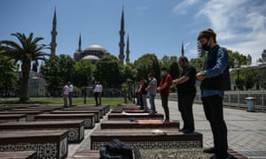 Friday prayer at Sultanahmet square with Ayasofya behind.