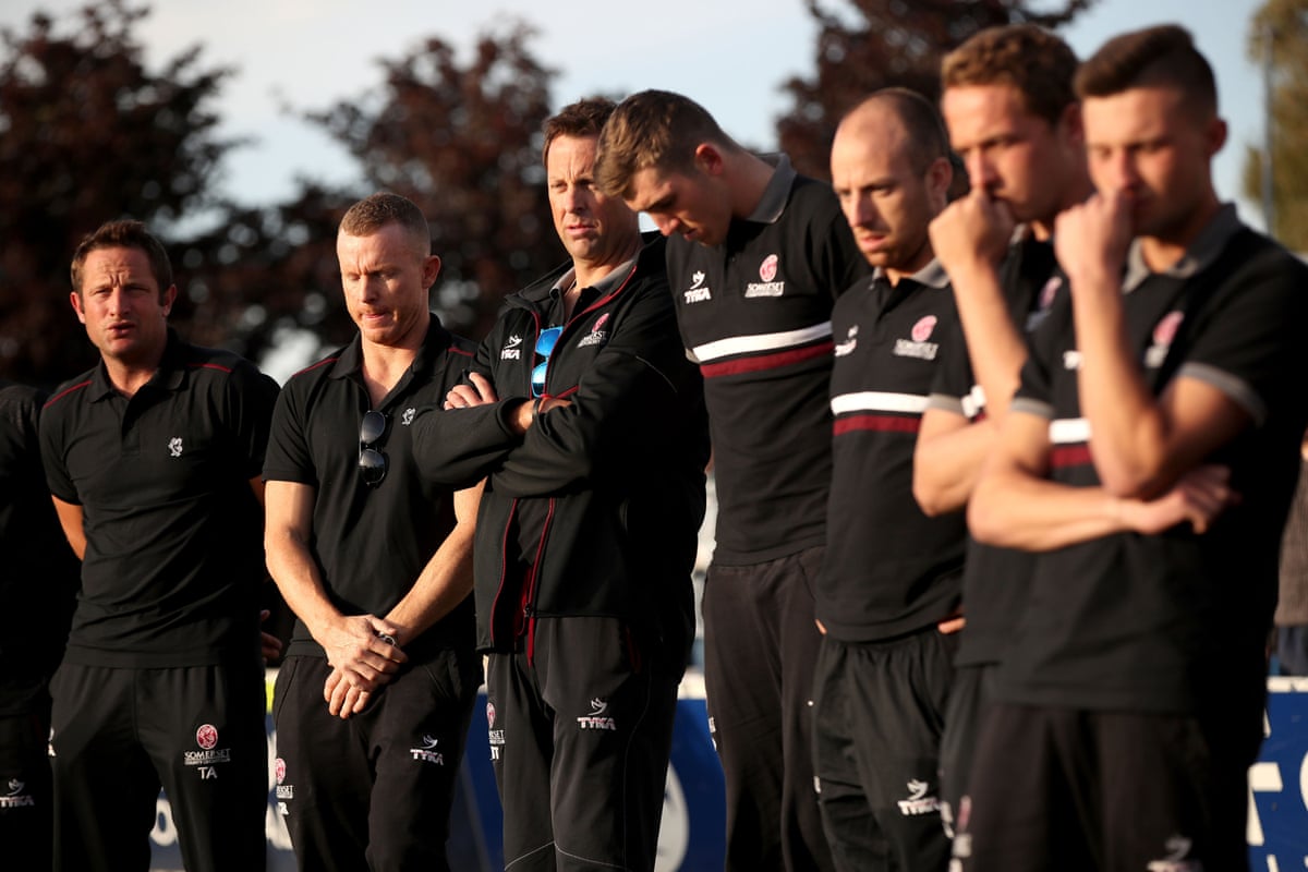 Somerset’s Chris Rogers (left) looks dejected alongside teammates as they watch Middlesex win the Specsavers County Championship on television in 2016