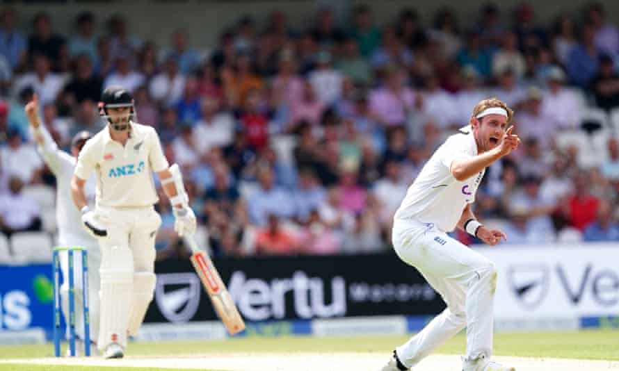 Stuart Broad, som tydligen njuter av Englands nya era, firar efter att ha kastat ut Kane Williamson.