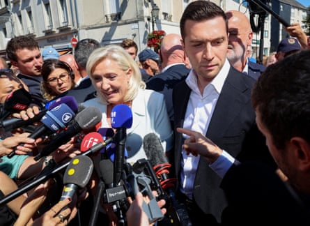 Marine Le Pen with the RN president, Jordan Bardella, campaigning on 8 July.