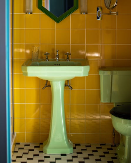 Pertandingan Paris: kamar mandi yang penuh warna di Hôtel Les Deux Gares.