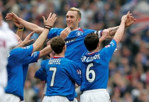 Fernando Ricksen después de anotar contra Motherwell durante la final de la Copa de la Liga Escocesa de 2005.