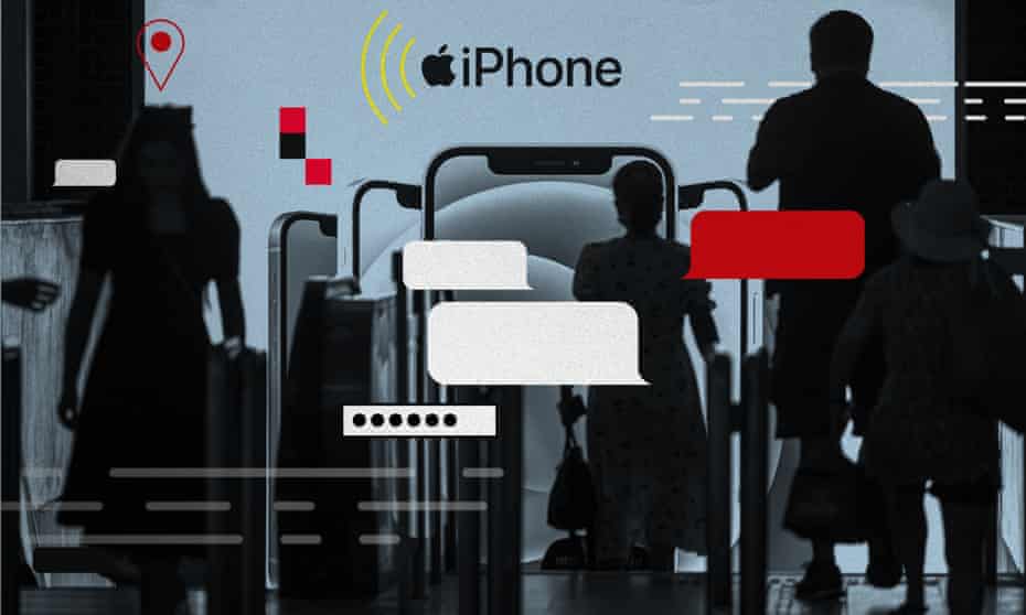 上海,人们在iPhone 12广告前进入地铁