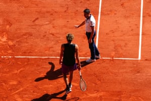 The German complains at length to the umpire after a call that went against him.