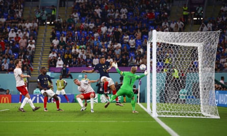 Kylian Mbappé marque son deuxième but du match pour la France