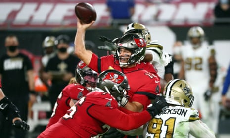 Tom Brady throws five touchdowns, remains unbeaten vs. Falcons