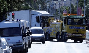 وسحب الشاحنة التي استخدمت من قبل المهاجم في نيس من مكان الحادث.