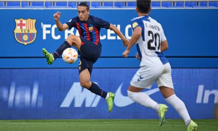 Luismi Cruz in actie voor Barcelona Atlètic tegen CE Sabadell