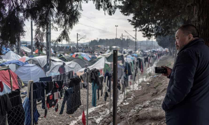 Ai Weiwei réalisant un documentaire, Human Flow (2017) sur la migration de masse.  Diane Weyermann était l'une des productrices exécutives.