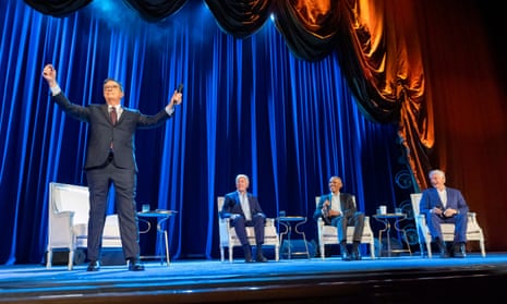 Stephen Colbert, à gauche, a présidé la conversation avec, de gauche à droite, Joe Biden, Barack Obama et Bill Clinton.