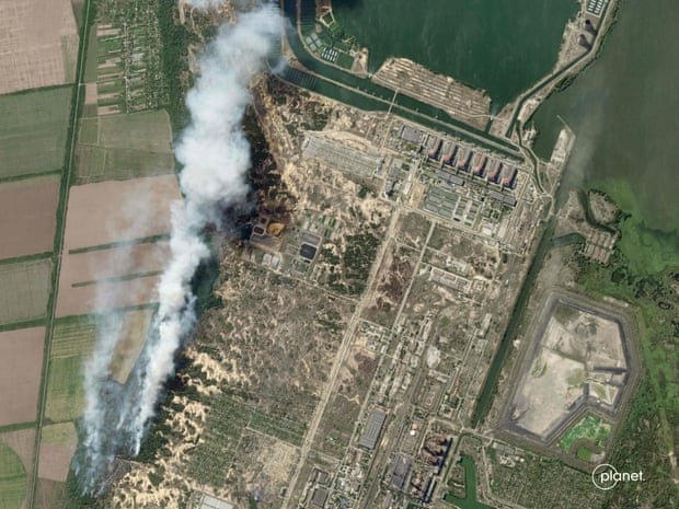 Una imagen satelital de Planet Labs obtenida el 29 de agosto muestra incendios cerca de la planta nuclear de Zaporizhzhia.