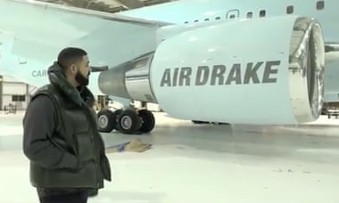 Drake pronkt met zijn privévliegtuig.