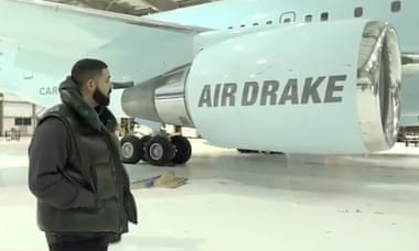 Drake exhibant son avion privé.