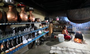 Distilling the pa in Sikles.