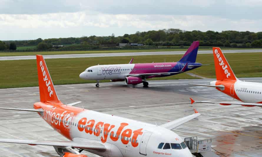 Wizz Air and easyJet planes