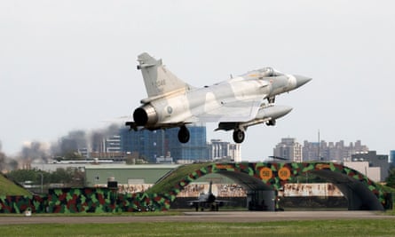 Un avión de combate Mirage 2000 de la fuerza aérea taiwanesa aterriza en una base de la fuerza aérea en Hsinchu, al norte de Taiwán, el domingo.